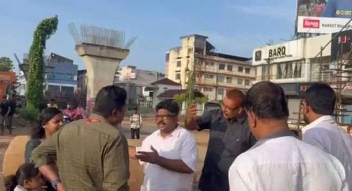 ടൗണ് സ്ക്വയര് മേല്പ്പാല നിര്മാണത്തിന്റെ ഭാഗമായി റോഡ് അടയ്ക്കാനുള്ള ശ്രമം വ്യാപാരികള് തടഞ്ഞു ടൗണ് സ്ക്വയര് മേല്പ്പാല നിര്മാണത്തിന്റെ ഭാഗമായി റോഡ് അടയ്ക്കാനുള്ള ശ്രമം വ്യാപാരികള് തടഞ്ഞു