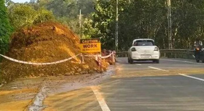 ഉതിമൂട്-മണ്ണാർക്കുളഞ്ഞി റോഡിലെ മണ്ണിടിച്ചിൽ ; നിർമ്മാണ പ്രവർത്തനങ്ങൾ തുടങ്ങി ഉതിമൂട്-മണ്ണാർക്കുളഞ്ഞി റോഡിലെ മണ്ണിടിച്ചിൽ ; നിർമ്മാണ പ്രവർത്തനങ്ങൾ തുടങ്ങി