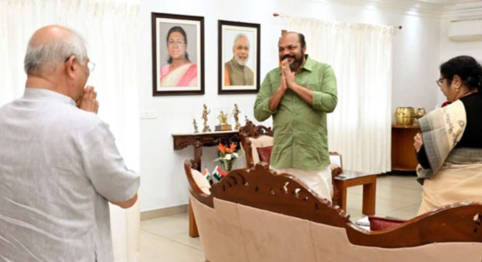 താല്ക്കാലിക വി സി നിയമനം ; ഗവര്ണറെ കണ്ട് മന്ത്രിമാര് താല്ക്കാലിക വി സി നിയമനം ; ഗവര്ണറെ കണ്ട് മന്ത്രിമാര്