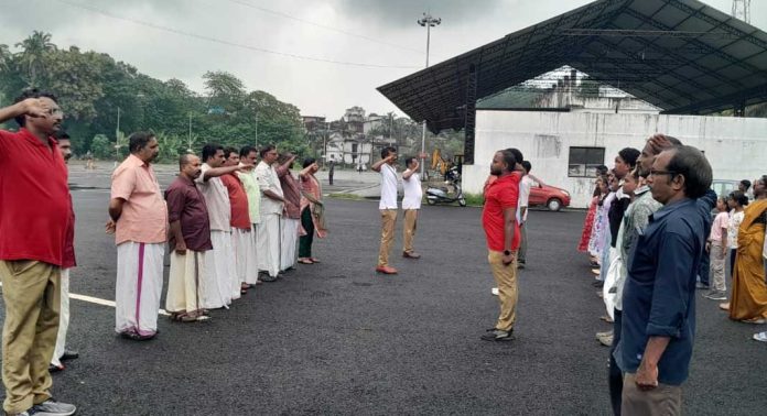 സി പി ഐ പത്തനംതിട്ട ജില്ലാ സമ്മേളനം ; ചുവപ്പ് സേന മാർച്ച് പരിശീലനം കോന്നിയിൽ പുരോഗമിക്കുന്നു സി പി ഐ പത്തനംതിട്ട ജില്ലാ സമ്മേളനം ; ചുവപ്പ് സേന മാർച്ച് പരിശീലനം കോന്നിയിൽ പുരോഗമിക്കുന്നു
