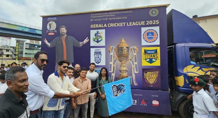 കെസിഎൽ പൂരത്തിന് ഇനി 19 നാൾ ; ട്രോഫി ടൂര് വാഹനത്തിന് കൊച്ചിയിൽ വൻ സ്വീകരണം കെസിഎൽ പൂരത്തിന് ഇനി 19 നാൾ ; ട്രോഫി ടൂര് വാഹനത്തിന് കൊച്ചിയിൽ വൻ സ്വീകരണം