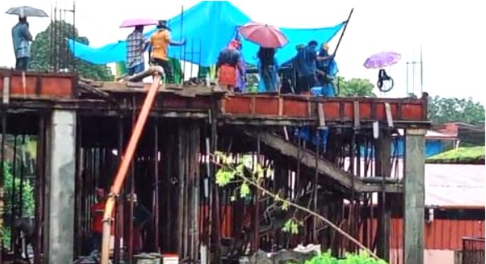 പെരുമഴയത്ത് വെച്ചൂച്ചിറ പഞ്ചായത്ത് ഓഫീസിന്റെ പുതിയ കെട്ടിടത്തിന്റെ കോണ്ക്രീറ്റ് ; അഴിമതിയെന്ന് നാട്ടുകാര് പെരുമഴയത്ത് വെച്ചൂച്ചിറ പഞ്ചായത്ത് ഓഫീസിന്റെ പുതിയ കെട്ടിടത്തിന്റെ കോണ്ക്രീറ്റ് ; അഴിമതിയെന്ന് നാട്ടുകാര്