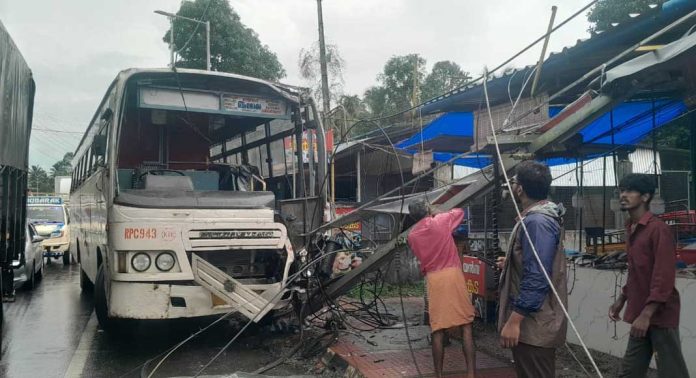 സംസ്ഥാനപാതയിൽ നിയന്ത്രണം വിട്ട ബസ് ഇലക്ട്രിക് പോസ്റ്റിൽ ഇടിച്ച് അപകടം സംസ്ഥാനപാതയിൽ നിയന്ത്രണം വിട്ട ബസ് ഇലക്ട്രിക് പോസ്റ്റിൽ ഇടിച്ച് അപകടം
