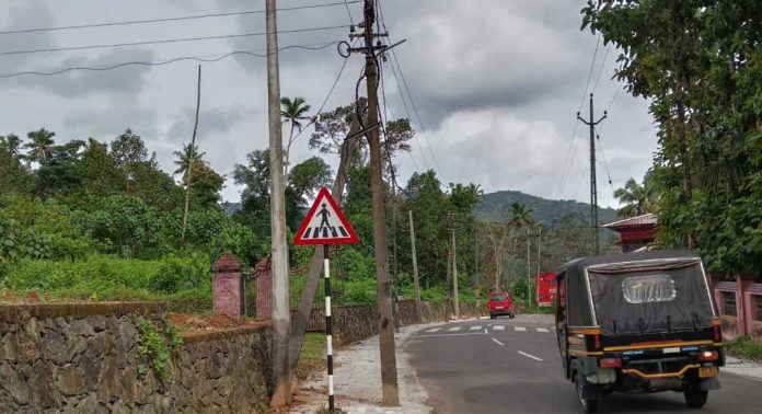 അത്തിക്കയം – റാന്നി റോഡിലെ അപകടകരമായി നിലംകൊണ്ട വൈദ്യുതി തൂണുകള് മാറ്റി സ്ഥാപിക്കാൻ നടപടിയായി അത്തിക്കയം – റാന്നി റോഡിലെ അപകടകരമായി നിലംകൊണ്ട വൈദ്യുതി തൂണുകള് മാറ്റി സ്ഥാപിക്കാൻ നടപടിയായി