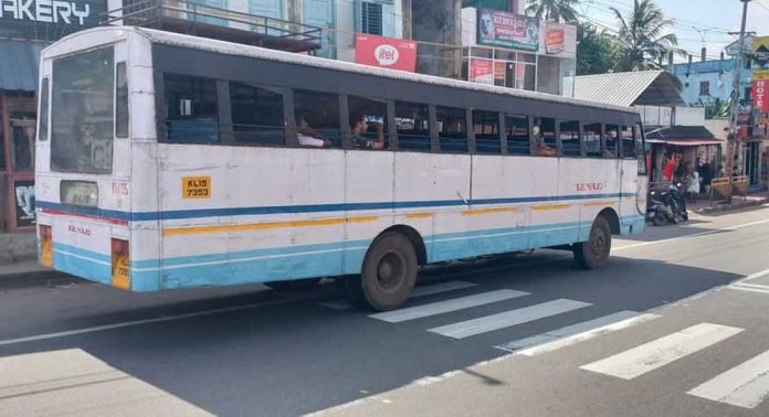 സംസ്ഥാന പാതയിൽ ബസുകൾ നിർത്തുന്നത് തോന്നിയത് പോലെ സംസ്ഥാന പാതയിൽ ബസുകൾ നിർത്തുന്നത് തോന്നിയത് പോലെ