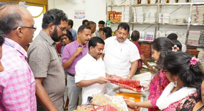 പഴമയുടെ പുതുമയില് ഖാദി ഓണം മേള ; ജ്യോതിക്കായി കലംങ്കാരി സാരി വാങ്ങി പ്രമോദ് നാരായണ് എംഎല്എ പഴമയുടെ പുതുമയില് ഖാദി ഓണം മേള ; ജ്യോതിക്കായി കലംങ്കാരി സാരി വാങ്ങി പ്രമോദ് നാരായണ് എംഎല്എ