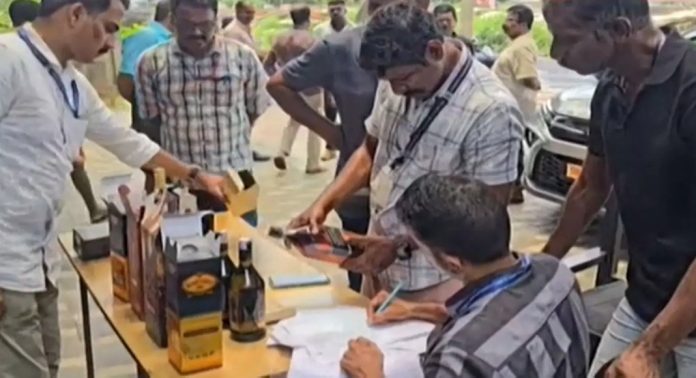 തൃശൂരിൽ കൈക്കൂലി വാങ്ങുന്നതിനിടെ എക്സൈസ് ഇൻസ്പെക്ടർ പിടിയിൽ തൃശൂരിൽ കൈക്കൂലി വാങ്ങുന്നതിനിടെ എക്സൈസ് ഇൻസ്പെക്ടർ പിടിയിൽ