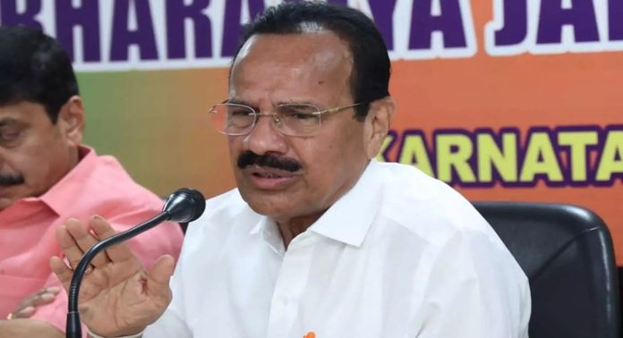 കർണാടക മുൻ മുഖ്യമന്ത്രിയുടെ ബാങ്ക് അക്കൗണ്ടുകൾ സൈബർ കുറ്റവാളികൾ ഹാക്ക് ചെയ്ത് മൂന്ന് ലക്ഷം രൂപ കവർന്നതായി പരാതി കർണാടക മുൻ മുഖ്യമന്ത്രിയുടെ ബാങ്ക് അക്കൗണ്ടുകൾ സൈബർ കുറ്റവാളികൾ ഹാക്ക് ചെയ്ത് മൂന്ന് ലക്ഷം രൂപ കവർന്നതായി പരാതി