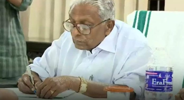 മുൻമന്ത്രി സി.വി പത്മരാജന്റെ മരണാനന്തര ചടങ്ങിൽ പൂർണ ഔദ്യോഗിക ബഹുമതി നൽകാത്തതിൽ പ്രതിഷേധം മുൻമന്ത്രി സി.വി പത്മരാജന്റെ മരണാനന്തര ചടങ്ങിൽ പൂർണ ഔദ്യോഗിക ബഹുമതി നൽകാത്തതിൽ പ്രതിഷേധം