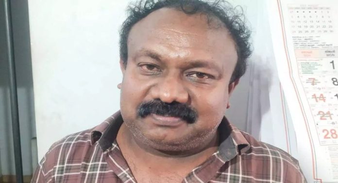 ദേവസ്വം ബോർഡിൽ ജോലി വാഗ്ദാനം ചെയ്ത് ലക്ഷങ്ങൾ തട്ടിയ കേസിലെ പ്രതി പോലീസ് പിടിയിൽ ദേവസ്വം ബോർഡിൽ ജോലി വാഗ്ദാനം ചെയ്ത് ലക്ഷങ്ങൾ തട്ടിയ കേസിലെ പ്രതി പോലീസ് പിടിയിൽ