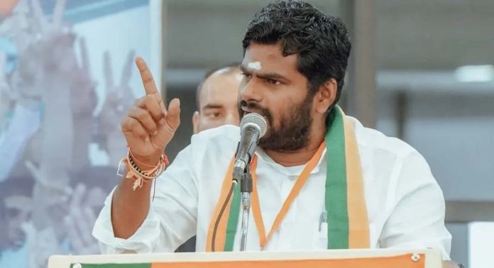 നടൻ വിജയ്യെ പരിഹസിച്ച് അണ്ണാമലൈ നടൻ വിജയ്യെ പരിഹസിച്ച് അണ്ണാമലൈ