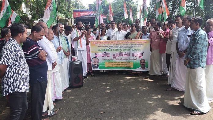 തണ്ണിത്തോട് പോലീസ് സ്റ്റേഷനു മുമ്പിൽ ജനകീയ പ്രതിഷേധ സദസ് നടത്തി തണ്ണിത്തോട് പോലീസ് സ്റ്റേഷനു മുമ്പിൽ ജനകീയ പ്രതിഷേധ സദസ് നടത്തി