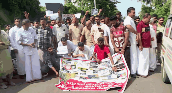 പുലിയെ പിടികൂടാത്തതിൽ പ്രതിഷേധിച്ച് മണ്ണാർമലയില് റോഡ് ഉപരോധിച്ച നാട്ടുകാര്ക്കെതിരെ പോലീസ് കേസെടുത്തു പുലിയെ പിടികൂടാത്തതിൽ പ്രതിഷേധിച്ച് മണ്ണാർമലയില് റോഡ് ഉപരോധിച്ച നാട്ടുകാര്ക്കെതിരെ പോലീസ് കേസെടുത്തു
