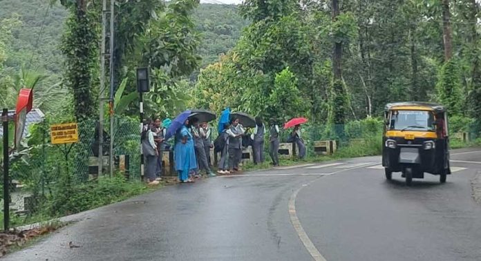 ചെത്തോങ്കര – അത്തിക്കയം റോഡില് ബസ് കാത്തിരിപ്പു കേന്ദ്രമില്ലാത്തതു മൂലം മഴയും വെയിലും ഏറ്റു വിദ്യാര്ത്ഥികളടക്കമുള്ള യാത്രക്കാര് വലയുന്നു ചെത്തോങ്കര – അത്തിക്കയം റോഡില് ബസ് കാത്തിരിപ്പു കേന്ദ്രമില്ലാത്തതു മൂലം മഴയും വെയിലും ഏറ്റു വിദ്യാര്ത്ഥികളടക്കമുള്ള യാത്രക്കാര് വലയുന്നു