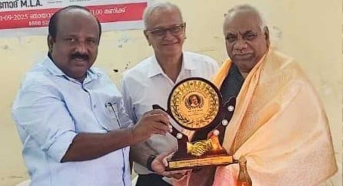 അഡ്വ. എ.ഡി. ബെന്നിക്ക് കർമ്മശ്രേഷ്ഠ പുരസ്കാരം സമർപ്പിച്ചു അഡ്വ. എ.ഡി. ബെന്നിക്ക് കർമ്മശ്രേഷ്ഠ പുരസ്കാരം സമർപ്പിച്ചു