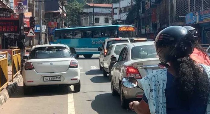 റാന്നി മാമുക്കിൽ ട്രാഫിക് സിഗ്നൽ ലൈറ്റ് വേണ്ട ; വ്യാപാരികൾ റാന്നി മാമുക്കിൽ ട്രാഫിക് സിഗ്നൽ ലൈറ്റ് വേണ്ട ; വ്യാപാരികൾ