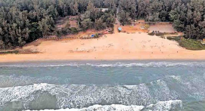 അഴീക്കോട്ടെ ചാൽ ബീച്ചിന്റെ നടത്തിപ്പിൽ വൻ സാമ്പത്തിക തട്ടിപ്പ് നടക്കുന്നതായി ആക്ഷേപം അഴീക്കോട്ടെ ചാൽ ബീച്ചിന്റെ നടത്തിപ്പിൽ വൻ സാമ്പത്തിക തട്ടിപ്പ് നടക്കുന്നതായി ആക്ഷേപം