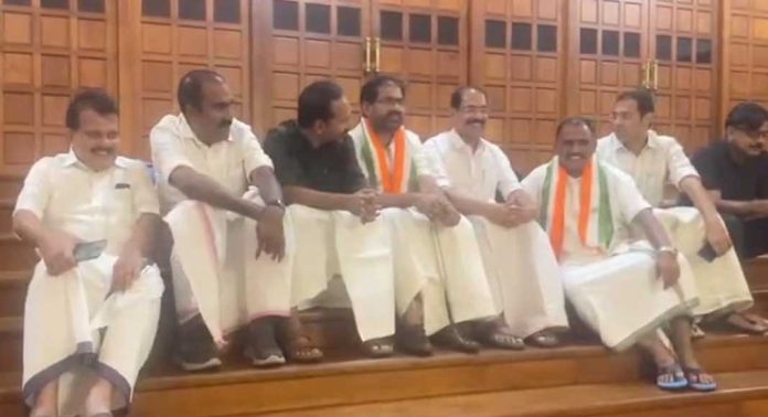 യുഡിഎഫ് എംഎല്എമാരുടെ സത്യഗ്രഹ സമരം രണ്ടാം ദിവസത്തിലേക്ക് യുഡിഎഫ് എംഎല്എമാരുടെ സത്യഗ്രഹ സമരം രണ്ടാം ദിവസത്തിലേക്ക്