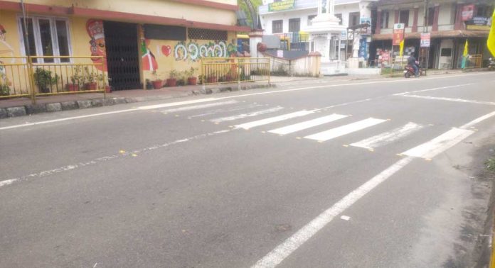 റാന്നിയിൽ സീബ്രാ ലൈനുകള് മാഞ്ഞു തുടങ്ങി റാന്നിയിൽ സീബ്രാ ലൈനുകള് മാഞ്ഞു തുടങ്ങി