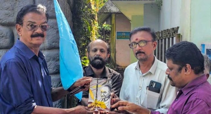 ഗ്രന്ഥശാല ദിനത്തിൽ കോന്നി പബ്ലിക്ക് ലൈബ്രറിയിൽ പതാക ഉയർത്തി ഒരാഴ്ച നീണ്ടുനിൽക്കുന്ന പരിപാടികൾക്ക് തുടക്കം കുറിച്ചു ഗ്രന്ഥശാല ദിനത്തിൽ കോന്നി പബ്ലിക്ക് ലൈബ്രറിയിൽ പതാക ഉയർത്തി ഒരാഴ്ച നീണ്ടുനിൽക്കുന്ന പരിപാടികൾക്ക് തുടക്കം കുറിച്ചു