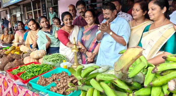 പഴവങ്ങാടി ഗ്രാമപഞ്ചായത്ത് കുടുംബശ്രീ സിഡിഎസ് ഓണം വിപണന മേളക്ക് തുടക്കമായി പഴവങ്ങാടി ഗ്രാമപഞ്ചായത്ത് കുടുംബശ്രീ സിഡിഎസ് ഓണം വിപണന മേളക്ക് തുടക്കമായി