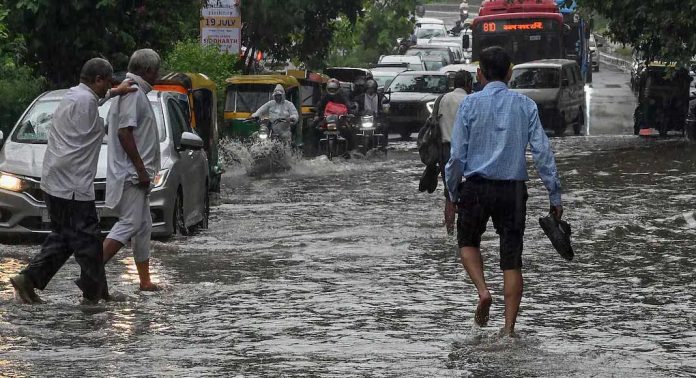 മഴക്കെടുതിയിൽ വലയുന്ന ഡൽഹിയിലെ ആയിരക്കണക്കിന് അഭയാർത്ഥികൾ കുടിയൊഴിപ്പിക്കൽ ഭീതിയില് മഴക്കെടുതിയിൽ വലയുന്ന ഡൽഹിയിലെ ആയിരക്കണക്കിന് അഭയാർത്ഥികൾ കുടിയൊഴിപ്പിക്കൽ ഭീതിയില്