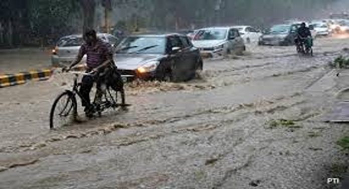 ഉത്തരേന്ത്യൻ സംസ്ഥാനങ്ങളിൽ മഴക്കെടുതി രൂക്ഷം ; യമുന നദിയിലെ ജലനിരപ്പ് അപകടനിലയ്ക്ക് മുകളിലേക്ക് ഉയർന്നു ഉത്തരേന്ത്യൻ സംസ്ഥാനങ്ങളിൽ മഴക്കെടുതി രൂക്ഷം ; യമുന നദിയിലെ ജലനിരപ്പ് അപകടനിലയ്ക്ക് മുകളിലേക്ക് ഉയർന്നു