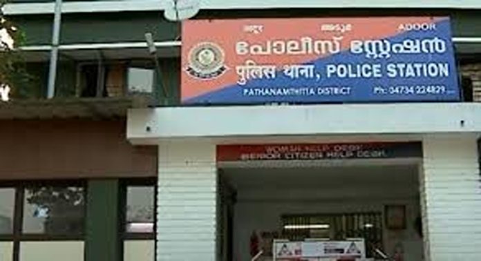 62കാരനെ അടൂർ പോലീസ് സ്റ്റേഷനുള്ളിൽ വച്ച് അകാരണമായി മർദിച്ചെന്ന് പരാതി 62കാരനെ അടൂർ പോലീസ് സ്റ്റേഷനുള്ളിൽ വച്ച് അകാരണമായി മർദിച്ചെന്ന് പരാതി