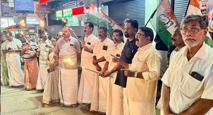 രാഹുൽ ഗാന്ധി നയിക്കുന്ന വോട്ടർ അധികാർ യാത്രയ്ക്ക് ഐക്യദാർഢ്യം പ്രഖ്യാപിച്ചുകൊണ്ട് കോൺഗ്രസ് ഇലന്തൂർ മണ്ഡലം കമ്മിറ്റി നൈറ്റ് മാർച്ച് നടത്തി രാഹുൽ ഗാന്ധി നയിക്കുന്ന വോട്ടർ അധികാർ യാത്രയ്ക്ക് ഐക്യദാർഢ്യം പ്രഖ്യാപിച്ചുകൊണ്ട് കോൺഗ്രസ് ഇലന്തൂർ മണ്ഡലം കമ്മിറ്റി നൈറ്റ് മാർച്ച് നടത്തി