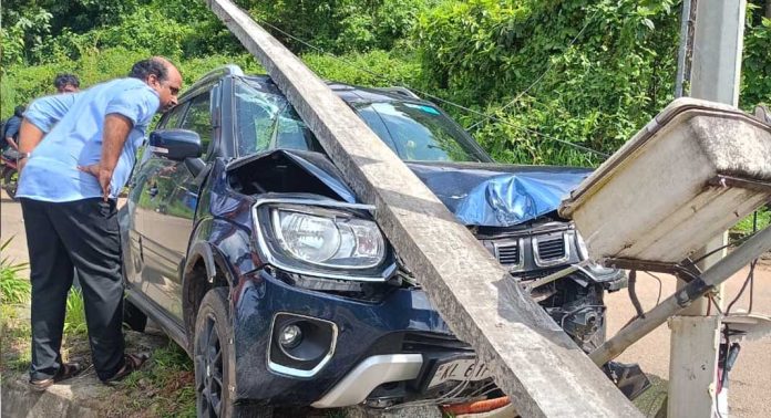 കോന്നി മെഡിക്കൽ കോളേജ് റോഡിൽ കാർ നിയന്ത്രണം വിട്ട് പോസ്റ്റിൽ ഇടിച്ചു കോന്നി മെഡിക്കൽ കോളേജ് റോഡിൽ കാർ നിയന്ത്രണം വിട്ട് പോസ്റ്റിൽ ഇടിച്ചു