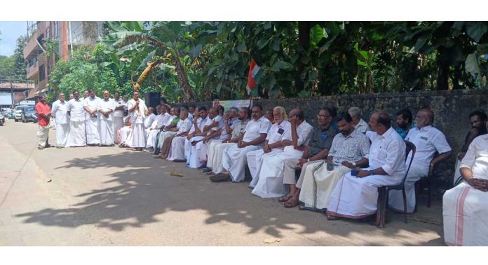 കോൺഗ്രസ് പന്തളം പോലീസ് സ്റ്റേഷന് മുൻപിൽ പ്രതിഷേധ സദസ്സ് സംഘടിപ്പിച്ചു കോൺഗ്രസ് പന്തളം പോലീസ് സ്റ്റേഷന് മുൻപിൽ പ്രതിഷേധ സദസ്സ് സംഘടിപ്പിച്ചു