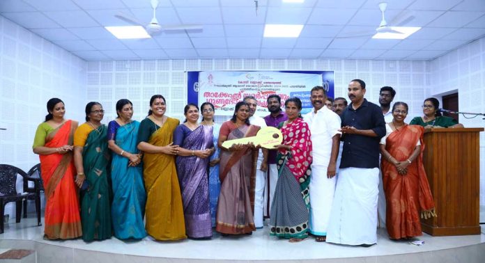 കോന്നി ബ്ലോക്ക് പഞ്ചായത്തിൽ നിര്മ്മാണം പൂര്ത്തീകരിച്ച ഭവനങ്ങളുടെ താക്കോല് സമര്പ്പണവും ഗുണഭോക്തൃസംഗമവും നടന്നു കോന്നി ബ്ലോക്ക് പഞ്ചായത്തിൽ നിര്മ്മാണം പൂര്ത്തീകരിച്ച ഭവനങ്ങളുടെ താക്കോല് സമര്പ്പണവും ഗുണഭോക്തൃസംഗമവും നടന്നു