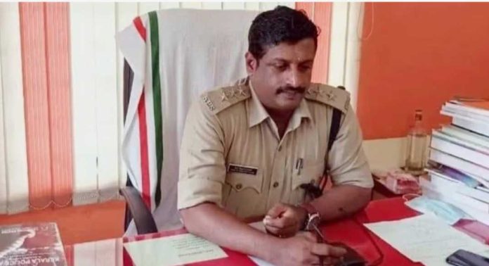 ഡിവൈഎസ്പി എം ആർ മധു ബാബുവിന് സംസ്ഥാന പോലീസ് മേധാവിയുടെ പ്രശംസാ പത്രം ഡിവൈഎസ്പി എം ആർ മധു ബാബുവിന് സംസ്ഥാന പോലീസ് മേധാവിയുടെ പ്രശംസാ പത്രം