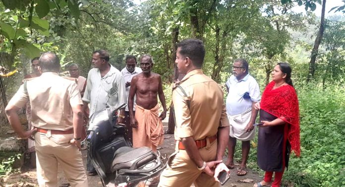 കാട്ടാന ശല്യം രൂക്ഷം – കോന്നി താവളപ്പാറയിൽ വനപാലകരെ തടഞ്ഞ് നാട്ടുകാർ കാട്ടാന ശല്യം രൂക്ഷം – കോന്നി താവളപ്പാറയിൽ വനപാലകരെ തടഞ്ഞ് നാട്ടുകാർ