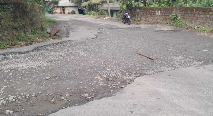 പൊതുമരാമത്ത് റോഡ് വിഭാഗം ഓട അടച്ചത് റോഡ് തകർച്ചക്ക് കാരണമായെന്ന് നാട്ടുകാർ പൊതുമരാമത്ത് റോഡ് വിഭാഗം ഓട അടച്ചത് റോഡ് തകർച്ചക്ക് കാരണമായെന്ന് നാട്ടുകാർ