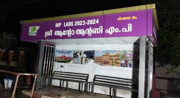ടോറസ് ലോറി ഇടിച്ച് തകർത്ത ചിറക്കാല ബസ് കാത്തിരിപ്പ് കേന്ദ്രത്തിന് ശാപമോക്ഷം ടോറസ് ലോറി ഇടിച്ച് തകർത്ത ചിറക്കാല ബസ് കാത്തിരിപ്പ് കേന്ദ്രത്തിന് ശാപമോക്ഷം