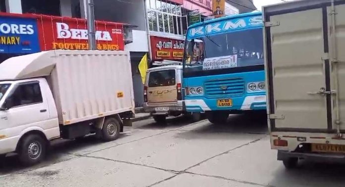 റാന്നി ഇട്ടിയപ്പാറ സ്വകാര്യ ബസ്സ്റ്റാന്റിൽ അനധികൃത പാർക്കിംഗ് റാന്നി ഇട്ടിയപ്പാറ സ്വകാര്യ ബസ്സ്റ്റാന്റിൽ അനധികൃത പാർക്കിംഗ്
