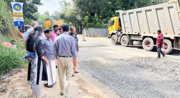പുനലൂർ മൂവാറ്റുപുഴ സംസ്ഥാന പാതയില് തകർച്ച ഉണ്ടായ ഭാഗങ്ങളിലെ ടാറിംങ് പ്രവർത്തികൾ സെപ്റ്റംബർ പതിനഞ്ചിനകം പൂർത്തിയാക്കുമെന്ന് അഡ്വ. പ്രമോദ് നാരായണൻ എംഎൽഎ പുനലൂർ മൂവാറ്റുപുഴ സംസ്ഥാന പാതയില് തകർച്ച ഉണ്ടായ ഭാഗങ്ങളിലെ ടാറിംങ് പ്രവർത്തികൾ സെപ്റ്റംബർ പതിനഞ്ചിനകം പൂർത്തിയാക്കുമെന്ന് അഡ്വ. പ്രമോദ് നാരായണൻ എംഎൽഎ