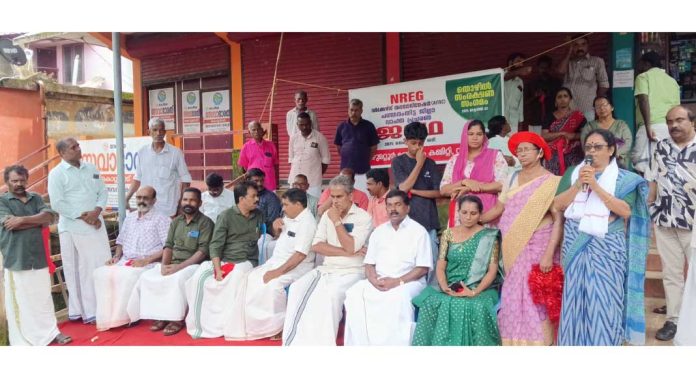 തൊഴില് സംരക്ഷണ ജില്ലാ ജാഥയ്ക്ക് സ്വീകരണം നല്കി തൊഴില് സംരക്ഷണ ജില്ലാ ജാഥയ്ക്ക് സ്വീകരണം നല്കി