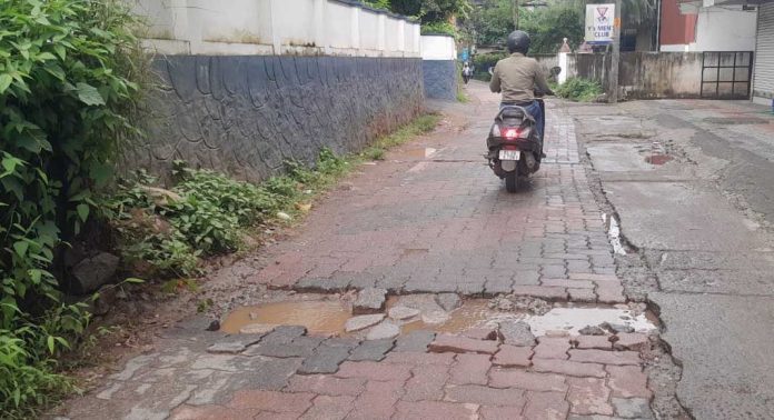 ഇന്റർലോക്ക് കട്ടകൾ ഇളകി മാറുന്നത് യാത്രാ ദുരിതം വർധിപ്പിക്കുന്നു ഇന്റർലോക്ക് കട്ടകൾ ഇളകി മാറുന്നത് യാത്രാ ദുരിതം വർധിപ്പിക്കുന്നു