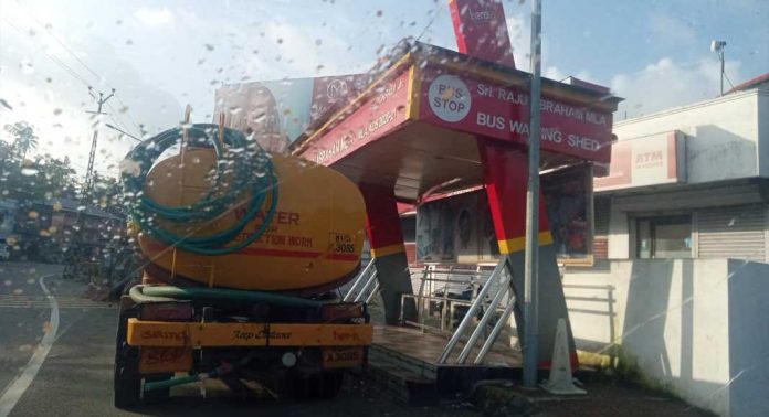 റാന്നി ബ്ലോക്ക് പടി ജംങ്ഷനിൽ ബസ് വേ കയ്യേറി സ്വകാര്യ വാഹനങ്ങളുടെ പാർക്കിംഗ് റാന്നി ബ്ലോക്ക് പടി ജംങ്ഷനിൽ ബസ് വേ കയ്യേറി സ്വകാര്യ വാഹനങ്ങളുടെ പാർക്കിംഗ്