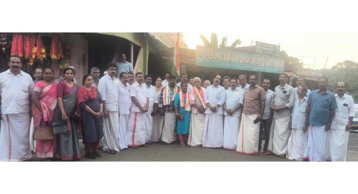 മലയാലപ്പുഴയിൽ സി.പി.എം നേതാക്കൾ കോൺഗ്രസിൽ അംഗത്വം സ്വീകരിച്ചു മലയാലപ്പുഴയിൽ സി.പി.എം നേതാക്കൾ കോൺഗ്രസിൽ അംഗത്വം സ്വീകരിച്ചു
