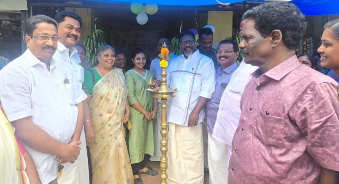 ഏറത്ത് കൃഷിഭവന്റെ നേതൃത്വത്തില് വടക്കടത്തുകാവില് ആരംഭിച്ച ഓണചന്ത നിയമസഭാ ഡെപ്യൂട്ടി സ്പീക്കര് ചിറ്റയം ഗോപകുമാര് ഉദ്ഘാടനം ചെയ്തു ഏറത്ത് കൃഷിഭവന്റെ നേതൃത്വത്തില് വടക്കടത്തുകാവില് ആരംഭിച്ച ഓണചന്ത നിയമസഭാ ഡെപ്യൂട്ടി സ്പീക്കര് ചിറ്റയം ഗോപകുമാര് ഉദ്ഘാടനം ചെയ്തു