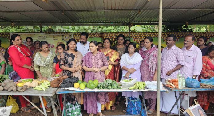 അരുവാപ്പുലം ഗ്രാമപഞ്ചായത്ത് കുടുംബശ്രീ സി.ഡി.എസിന്റെ നേതൃത്വത്തില് ഓണചന്ത ആരംഭിച്ചു അരുവാപ്പുലം ഗ്രാമപഞ്ചായത്ത് കുടുംബശ്രീ സി.ഡി.എസിന്റെ നേതൃത്വത്തില് ഓണചന്ത ആരംഭിച്ചു