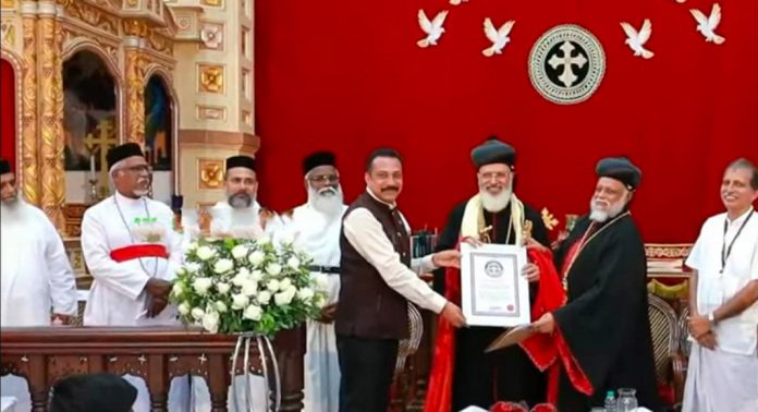 ബൈബിൾ കൈയെഴുത്തിന് ലോക റിക്കാർഡ് ; 80 പള്ളികളിൽ നിന്നുള്ള 6,800 പേർ മലയാളം ബൈബിൾ പകർത്താൻ ഒത്തുകൂടി ബൈബിൾ കൈയെഴുത്തിന് ലോക റിക്കാർഡ് ; 80 പള്ളികളിൽ നിന്നുള്ള 6,800 പേർ മലയാളം ബൈബിൾ പകർത്താൻ ഒത്തുകൂടി
