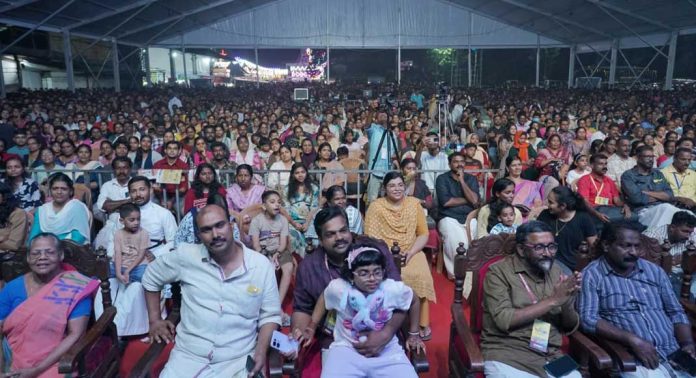 മനുഷ്യമഹാസമുദ്രമായി കോന്നി കരിയാട്ടം മനുഷ്യമഹാസമുദ്രമായി കോന്നി കരിയാട്ടം