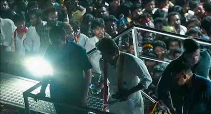 കരൂര് ദുരന്തത്തില് സിബിഐ അന്വേഷണം ആവശ്യപ്പെട്ട് ടിവികെ പാര്ട്ടി നല്കിയ ഹര്ജി ഇന്ന് പരിഗണിക്കില്ല കരൂര് ദുരന്തത്തില് സിബിഐ അന്വേഷണം ആവശ്യപ്പെട്ട് ടിവികെ പാര്ട്ടി നല്കിയ ഹര്ജി ഇന്ന് പരിഗണിക്കില്ല