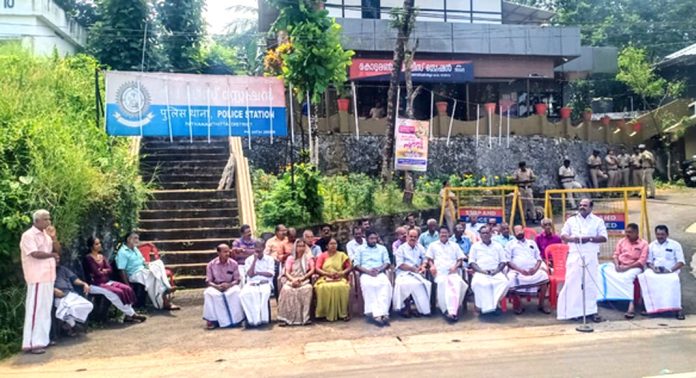 കൊടുമൺ പോലീസ് സ്റ്റേഷന് മുമ്പിൽ കോണ്ഗ്രസ് പ്രതിഷേധ സദസ്സ് നടത്തി കൊടുമൺ പോലീസ് സ്റ്റേഷന് മുമ്പിൽ കോണ്ഗ്രസ് പ്രതിഷേധ സദസ്സ് നടത്തി