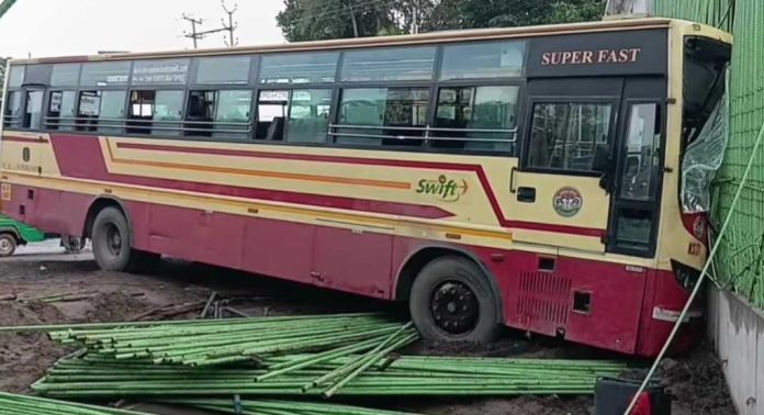 ചേർത്തലയിൽ കെഎസ്ആർടിസി സ്വിഫ്റ്റ് ബസ് ദേശീയപാത അടിപ്പാതയിലേക്ക് ഇടിച്ചു കയറി അപകടം ; 28 പേർക്ക് പരിക്ക് ചേർത്തലയിൽ കെഎസ്ആർടിസി സ്വിഫ്റ്റ് ബസ് ദേശീയപാത അടിപ്പാതയിലേക്ക് ഇടിച്ചു കയറി അപകടം ; 28 പേർക്ക് പരിക്ക്
