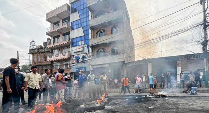 നേപ്പാളിൽ കുടുങ്ങിയ മലയാളികൾ നാളെ തിരിച്ചെത്തും നേപ്പാളിൽ കുടുങ്ങിയ മലയാളികൾ നാളെ തിരിച്ചെത്തും